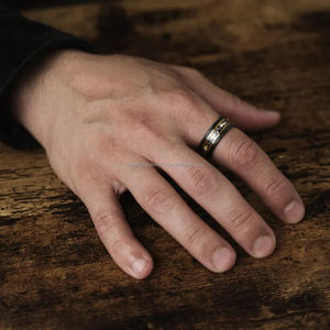 Bague pour homme en acier tungstène de 8mm, finition martelée noire avec feuille d'or et limaille de fer, alliance de style vintage. - Product Image 6