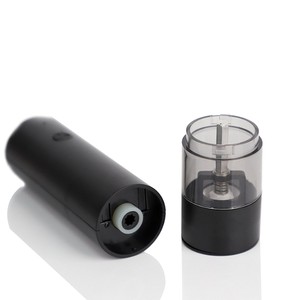 Accesorios de Cocina Novedosos, Juego de 2 Molinillos Eléctricos para Pimienta y Sal con Base de Almacenamiento, Juego en Blanco y Negro - Product Image 5