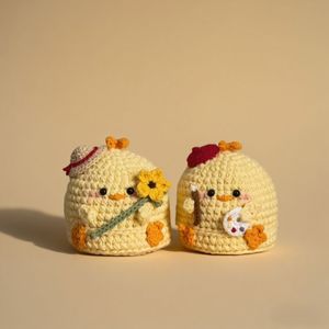 Twee Gele Chick-Vormige Gehaakte Poppen Leren Haak Kit Schattige Steek Amigurumi Haak Beginner Level Kit - Product Image 2