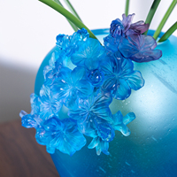 Vase moderne en verre givré bleu avec motif floral en relief 3D, centre de table