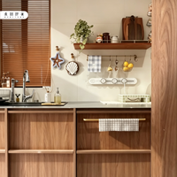 Ensemble d'armoires de cuisine modulaires en noyer chaud, armoire haute de rangement intégrée sur mesure avec four encastré et plan de travail avec évier