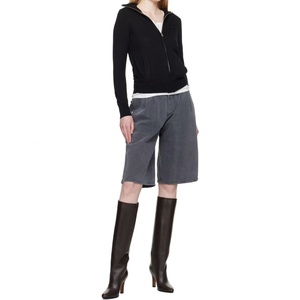 Shorts en jean gris pour femme, coupe large et droite, plissés, avec rivets, par un fabricant de jeans - Product Image 4