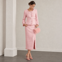 Ensemble tailleur tweed deux pièces pour femme, rose, avec veste peplum à franges en bouclé et jupe midi fendue taille haute, sans col