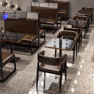 Set Moderno Minimalista di Tavolo e Sedie in Legno Massello per Bar, Bistrot, Caffetterie, Locali Notturni, Sale da Pranzo e Ristoranti - Product Image 2