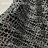 Tissu en maille noire avec broderie géométrique en sequins argentés, tissu scintillant pour tenue de soirée et robe de fête