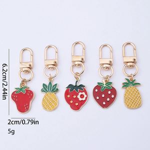 Accessoires de sac faits main miniatures en direct d'usine, pendentifs porte-clés en métal colorés en forme de fruits (fraise, ananas) - Product Image 3