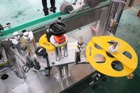Machine d'étiquetage automatique des couvercles et des côtés des barquettes alimentaires en plastique Skilt