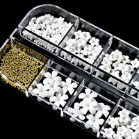 Boîte de 12 compartiments de décorations pour ongles en résine, motifs fleurs blanches, mélange de perles et micro-perles dorées, kit de strass floraux 3D, décorations de luxe pour nail art