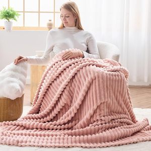 Manta de tiro supersuave personalizada, manta de cama ligera Jacquard acanalada 3D de lana de franela doble para uso en todas las estaciones - Product Image 3