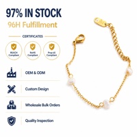 Bracelet tendance pour femme en acier inoxydable plaqué or avec perles d'eau douce élégantes, prêt à être expédié en gros