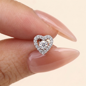 Pendiente de botón romántico de plata S925 con moissanita color D y diseño de corazón hueco, para perforación de cartílago helicoidal con parte trasera plana - Product Image 3