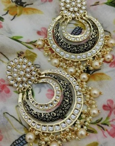 Pendientes de Diseño con Cuentas Ligeras y Detalles Artísticos de Piedras para Joyería Nupcial, Eventos Festivos y Eventos Especiales - Product Image 2