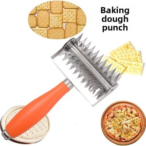 Rouleau à pâte à pizza en acier inoxydable avec manche en plastique, anti-bulles, pour la cuisson <span class=keywords><strong>de</strong></span> tartes, gâteaux, pâtisseries et pains - Product Image 1