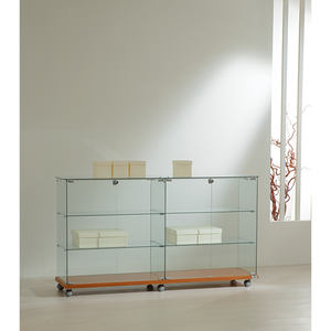 Vitrine moderne en verre de 160 cm de large avec portes verrouillables et roulettes, base en bois de cerisier, rangement pour salon - Product Image 1
