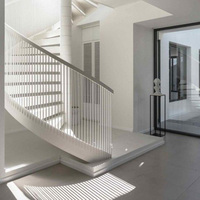 Maßgefertigte Wendeltreppe mit Massivholzstufen und Starker Mittelsäule für Luxuswohnungen