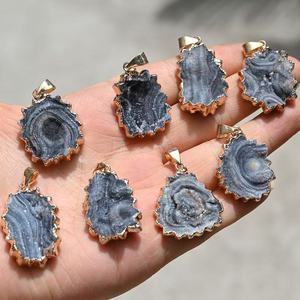 <span class=keywords><strong>Collier</strong></span> de fleurs de soleil irrégulières avec thème d'amour de galaxie bijoux artisanaux décoratifs pour cadeau pendentif en agate de cristal naturel - Product Image 1