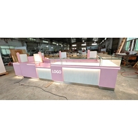 Kiosque à bijoux de luxe rose doré, aménagement en L personnalisé avec bandes lumineuses LED pour les marques de centres commerciaux