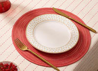 Napperons en polyester écologiques 38 cm (15 po) tissés beige et rouge, lot de 4, décor de table texturé, élégant, festif, pour la restauration et la vente au détail