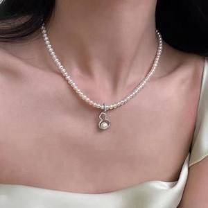 Collier multi-rangs tendance en perles d'eau douce, style 'Hot Bar', en titane naturel, petit et élégant, cadeau d'exportation, petit cadeau élégant - Product Image 1