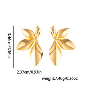 Boucles d'oreilles carrées en acier inoxydable personnalisées, plaquées or 18 carats, boucles d'oreilles sans ternissement, boucles d'oreilles délicates en relief, boucles d'oreilles irrégulières en forme de lave - Product Image 4