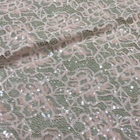 Tissu de broderie de paillettes de dentelle creuse tissu de robe de scène en maille tricotée perlée blanche avec motif de séquence pour les robes de mariée