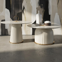 Table basse moderne en pierre frittée (bord biseauté) avec structure en fer et cuir, acier inoxydable plaqué or, mobilier de salon