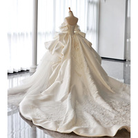 Robe de Mariée de Luxe Blanche Coupe Courte pour la Mariée, Épaules Dénudées avec Broderie Industrielle Riche, Laçage au Dos et Grande Traîne