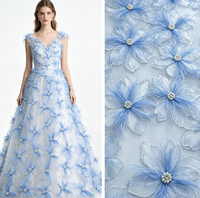 Tissu en dentelle 3D bleu ciel avec plumes, fleurs, strass et perles brodées sur tulle pour robe de mariée, robe de soirée