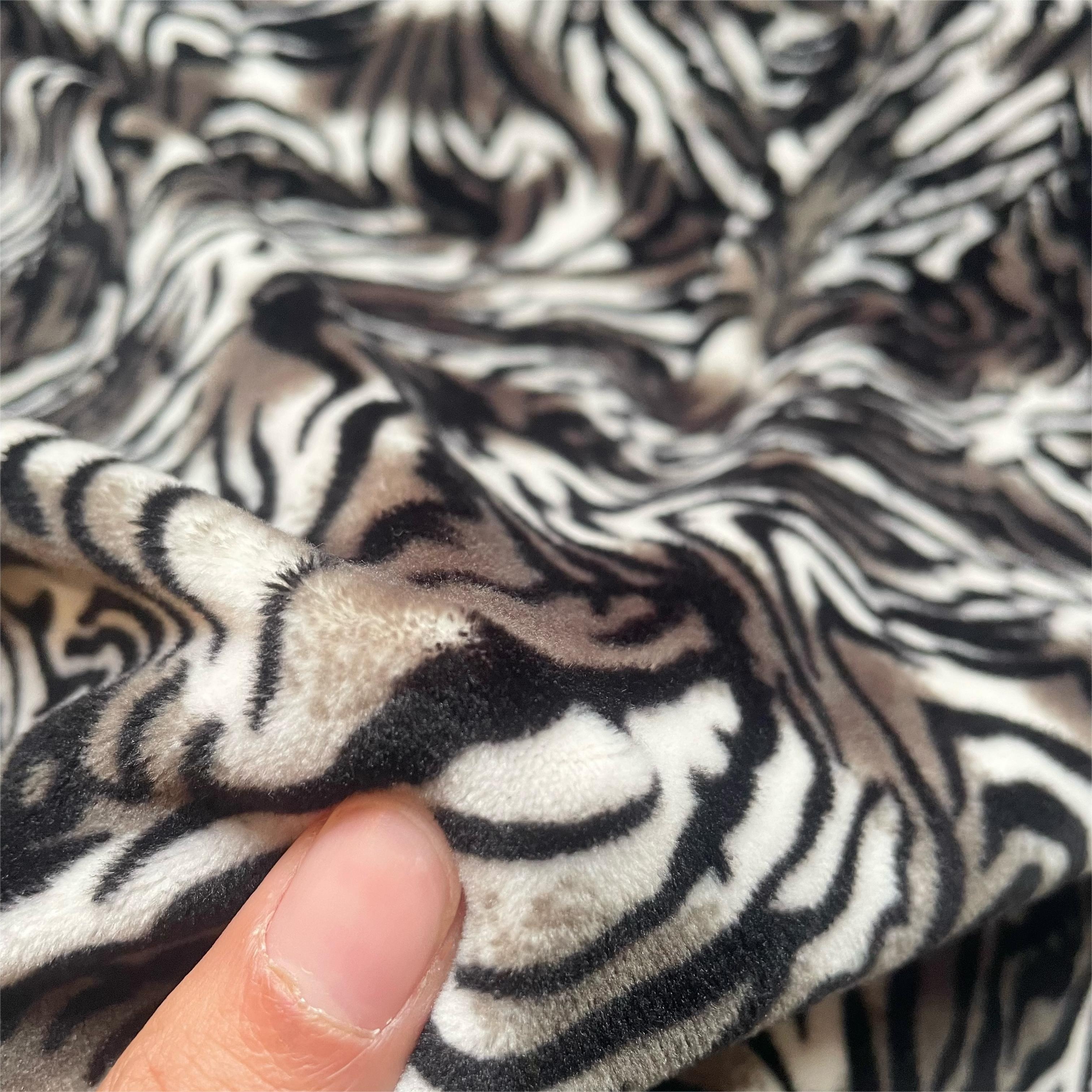 Knitted 93% polyester 7%spandex elastic velvet tiger print digital fabric