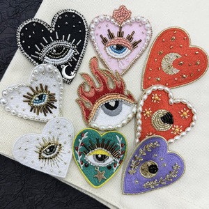 Patches de Coração 3D Feitos à Mão com Contas, Acessórios Versáteis para DIY, Broches para Roupas, Bolsas e Sapatos, Múltiplos Estilos, Material PVC - Product Image 1