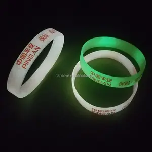 Usine cadeau personnalisé cadeaux promotionnels caoutchouc silicone bracelet imprimé bracelet lueur dans l'obscurité le bracelet
