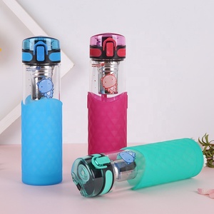 Bouteille d'eau en verre avec manchon de protection en silicone et infuseur à thé - Product Image 1