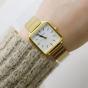 Reloj de pulsera minimalista para mujer con esfera verde y brazalete de metal dorado - Product Image 3