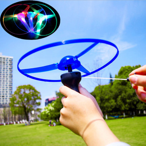 Platillo volador de alambre de tracción luminoso, juguetes para niños, juguete volador giratorio para exteriores, luz LED, Libélula de bambú intermitente voladora - Product Image 2