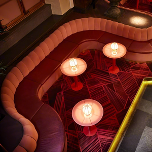 فندق ترفيه أنيق وجميل أو ملهى ليلي بار على شكل أريكة من الجلد الأحمر - Product Image 6