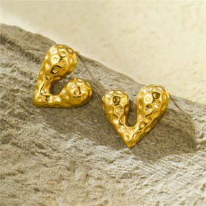 Boucles d'oreilles clous en forme de cœur martelé plaqué or 18 carats en acier inoxydable, hypoallergéniques et étanches, idéales comme cadeau - Product Image 2