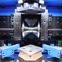 Machine de découpe d'angles pour plaques laminées à froid triangulaires, avec ajustement de l'écart pour l'épaisseur de la tôle, pour le formage par pliage et le bordage.