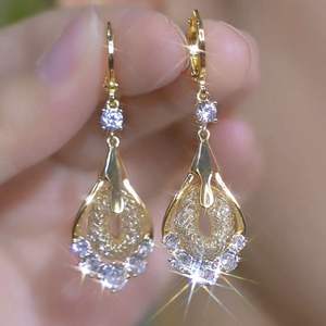 Boucles d'oreilles goutte d'eau en maille dorée plaqué or 14 carats, tendance, en alliage de zinc, avec cristaux, faites sur mesure pour femme - Product Image 5