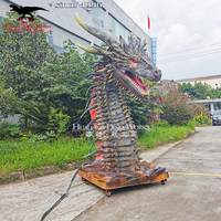 Assembler une décoration murale extérieure de tête de dinosaure robotique géante