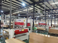 Machine de pressage à chaud pour le travail du bois, destinée à la production de panneaux MDF et de panneaux de particules