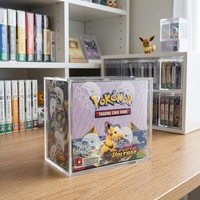 Étui de présentation en acrylique à coins arrondis et design sécurisé, avec fermeture magnétique puissante, idéal pour la protection premium des cartes Pokémon ETB de collection.