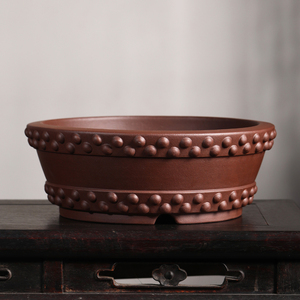 Maceta Redonda de Barro Morado Oscuro, Estilo Clásico, para Uso en Interiores y Exteriores - Product Image 2
