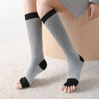 Chaussettes d'été respirantes mi-mollet sans orteils en tricot antidérapantes pour Pilates, Yoga, Pédicure, à orteils fendus pour femmes