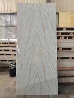 Panneau mural en PVC marbré finition mate pour l'intérieur des appartements avec garantie de plus de 5 ans et épaisseur de 2-3 mm