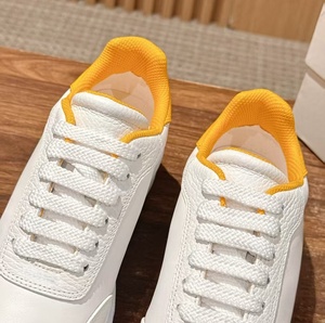 รองเท้าผ้าใบลำลองหนังสีขาวรุ่นใหม่ปี 2026 แต่งขอบสีเหลือง พื้นหนา มีเชือกผูก ใช้งานได้หลากหลาย เหมาะสำหรับคู่รัก ใส่เดินทุกวัน รุ่น MQ - Product Image 5
