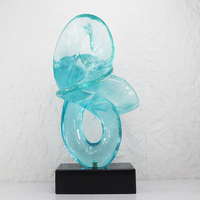 Sculpture d'art moderne en gros pour table, design abstrait irrégulier, décoration d'intérieur, artisanat en résine, base en marbre, bleu ciel transparent