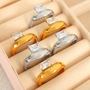 Anillo minimalista curvo rectangular de circonita chapado en oro de 18k, versátil, para mujer, para el dedo índice. - Product Image 1