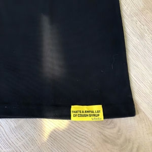 T-shirt da uomo stampata in cotone 100% di alta qualità, taglio oversize, con stampa 'THAT'S a AWFUL LOT of COUGH SYRUP', scansionabile - Product Image 5