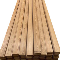 Revêtement mural en pin carbonisé en profondeur : Panneaux en bois naturel résistants à la décomposition pour les extérieurs des maisons d'hôtes.
