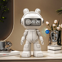 Moderne Astronauten-Roboter-Skulptur aus Kunstharz, handbemalt, mit Digitaluhr, Bluetooth-Lautsprecher, multifunktionale Tech-Deko für den Schreibtisch